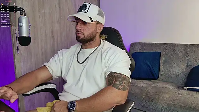 Snapshot of mr_david_cox chatting on March 5, 12:38 am mr david cox online show from March 5, 12:38 am