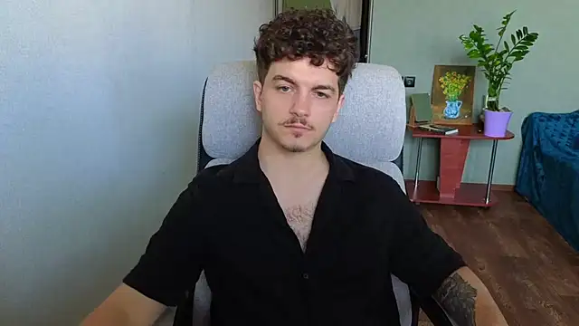 Snapshot of Remy_Miles chatting on June 5, 6:52 am Remy Miles online show from June 5, 6:52 am