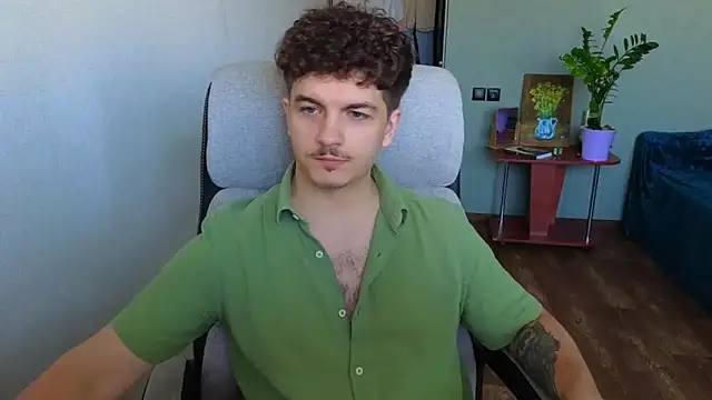 Snapshot of Remy_Miles chatting on June 12, 4:44 am Remy Miles online show from June 12, 4:44 am