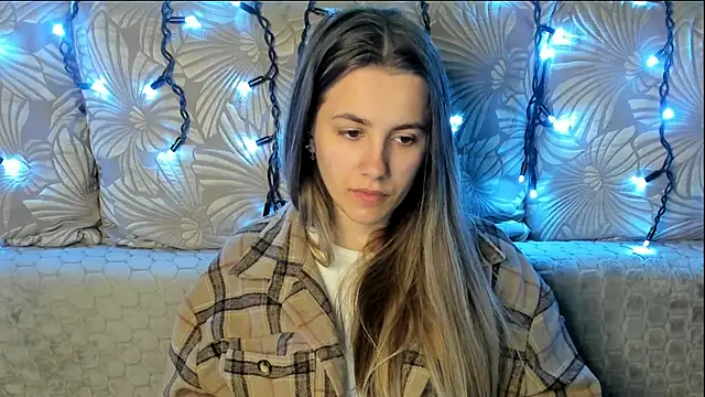 MaggieCake online show from April 11, 3:00 am