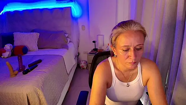 Snapshot of Naty_Stone chatting on May 19, 10:05 pm Naty Stone online show from May 19, 10:05 pm