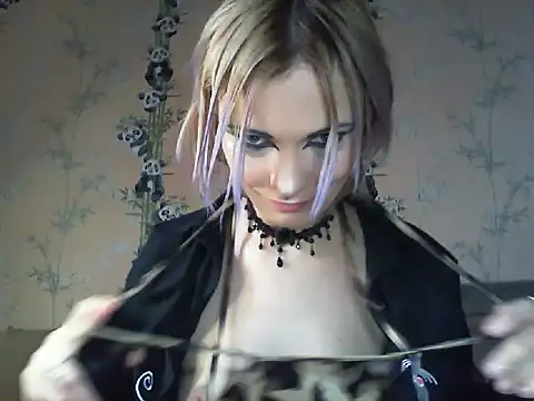 WildMissNiks online show from April 17, 7:55 am