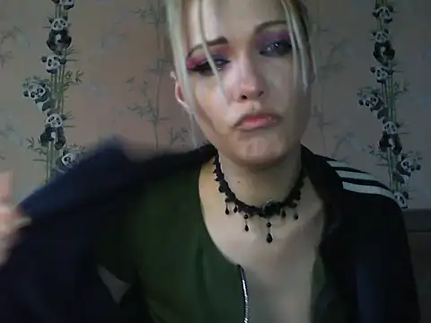 Snapshot of WildMissNiks chatting on May 9, 7:24 am WildMissNiks online show from May 9, 7:24 am