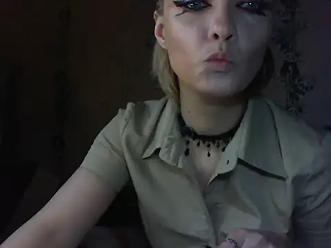 Snapshot of WildMissNiks chatting on May 13, 6:11 am WildMissNiks online show from May 13, 6:11 am