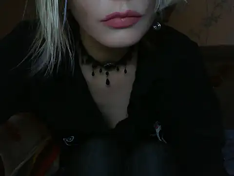 Snapshot of WildMissNiks chatting on June 1, 7:10 am WildMissNiks online show from June 1, 7:10 am