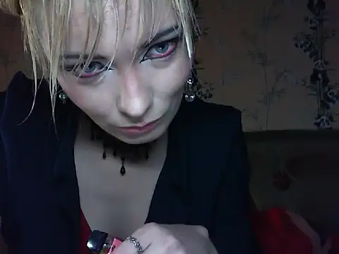 Snapshot of WildMissNiks chatting on June 6, 6:40 am WildMissNiks online show from June 6, 6:40 am