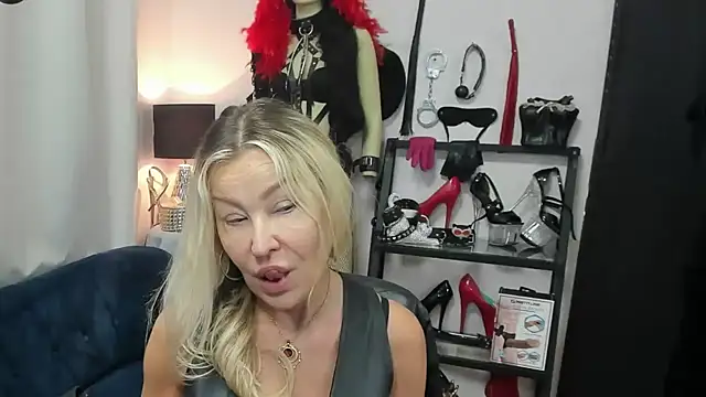 Snapshot of crystaLUX chatting on May 12, 4:31 am crystaLUX online show from May 12, 4:31 am