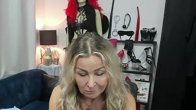 Snapshot of crystaLUX chatting on May 19, 4:52 am crystaLUX online show from May 19, 4:52 am