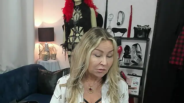 Snapshot of crystaLUX chatting on May 26, 4:30 am crystaLUX online show from May 26, 4:30 am