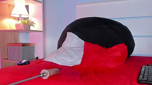 Snapshot of alicialittle chatting on December 28, 11:05 pm alicialittle online show from December 28, 11:05 pm