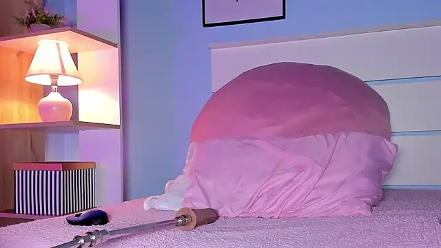 Snapshot of alicialittle chatting on February 13, 7:52 pm alicialittle online show from February 13, 7:52 pm