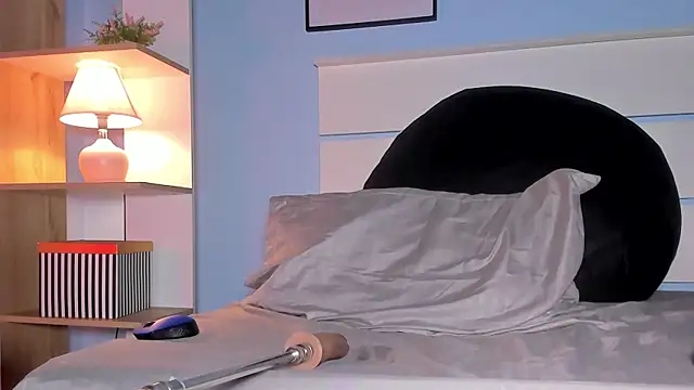 Snapshot of alicialittle chatting on February 15, 8:22 pm alicialittle online show from February 15, 8:22 pm