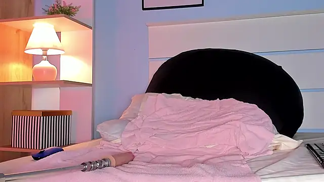 Snapshot of alicialittle chatting on March 4, 11:32 pm alicialittle online show from March 4, 11:32 pm