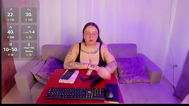 MiaYMolly online show from March 3, 7:09 pm