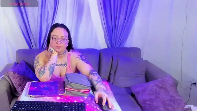 Snapshot of MiaYMolly chatting on April 27, 11:36 pm MiaYMolly online show from April 27, 11:36 pm