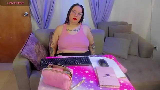Snapshot of MiaYMolly chatting on April 30, 9:19 pm MiaYMolly online show from April 30, 9:19 pm