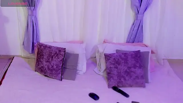 Snapshot of MiaYMolly chatting on June 11, 12:43 am MiaYMolly online show from June 11, 12:43 am