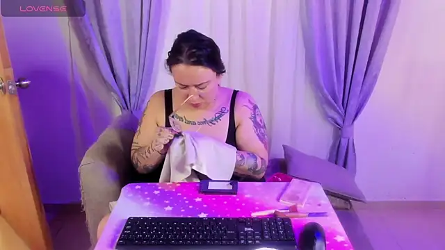 Snapshot of MiaYMolly chatting on June 14, 6:21 pm MiaYMolly online show from June 14, 6:21 pm