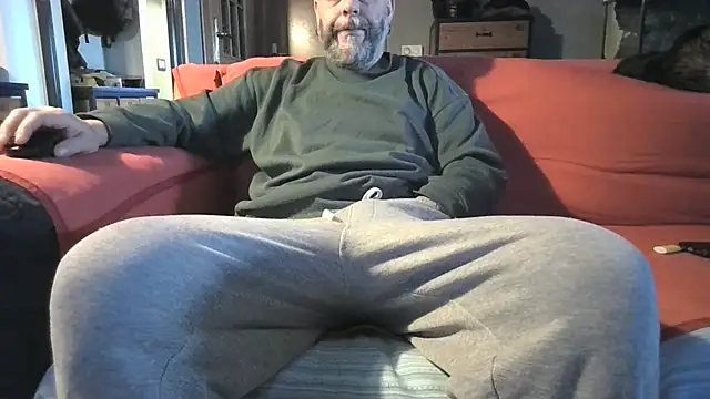 Snapshot of naked_bear chatting on February 3, 9:52 am naked bear online show from February 3, 9:52 am