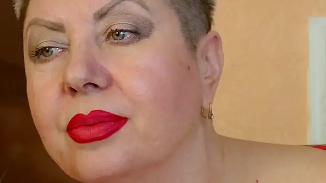 Snapshot of LadyPosh chatting on December 6, 10:08 pm LadyPosh online show from December 6, 10:08 pm