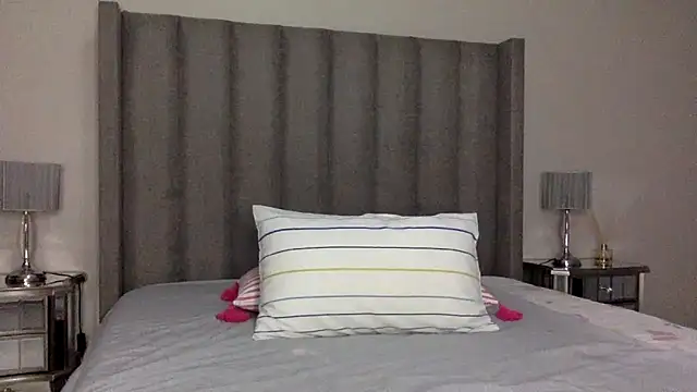 Snapshot of Sexybodyart chatting on December 9, 9:37 pm Sexybodyart online show from December 9, 9:37 pm