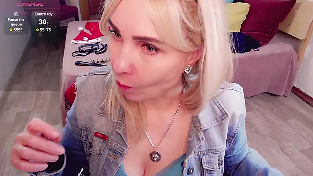 Snapshot of _unique_cam_ chatting on January 6, 10:02 am unique cam online show from January 6, 10:02 am