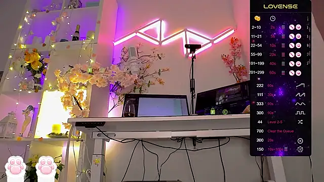 Snapshot of Elena-Marilyn chatting on April 22, 8:43 pm Elena-Marilyn online show from April 22, 8:43 pm