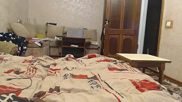 Amy August online show from November 12, 5:35 pm