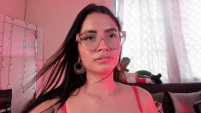 Snapshot of PaulinaBelushi chatting on December 18, 6:46 pm PaulinaBelushi online show from December 18, 6:46 pm