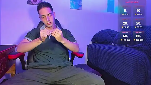 Snapshot of Alex_smith00 chatting on December 7, 10:28 pm Alex smith00 online show from December 7, 10:28 pm