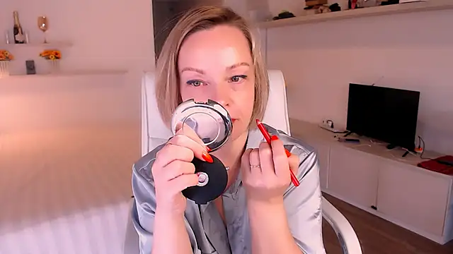 Tilly Eliot online show from October 24, 3:08 pm