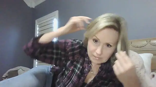 Lisaisluscious online show from February 17, 9:30 pm