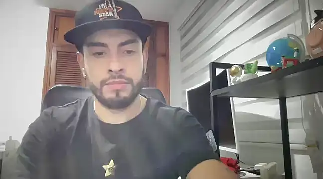 Snapshot of dereck_fiore chatting on March 13, 11:59 pm dereck fiore online show from March 13, 11:59 pm
