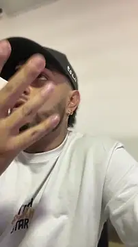 Snapshot of dereck_fiore chatting on June 25, 7:18 pm dereck fiore online show from June 25, 7:18 pm