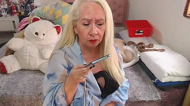 Snapshot of lucy_belle_bm chatting on February 16, 6:37 pm lucy belle bm online show from February 16, 6:37 pm