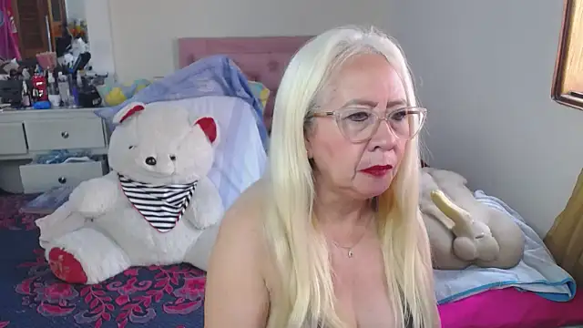 Snapshot of lucy_belle_bm chatting on April 27, 2:26 pm lucy belle bm online show from April 27, 2:26 pm