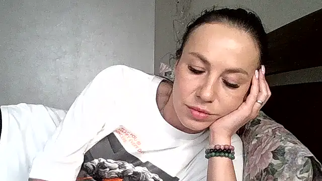 Snapshot of JulianaGold1 chatting on June 12, 2:05 pm JulianaGold1 online show from June 12, 2:05 pm