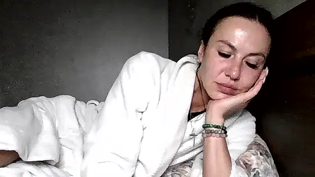 Snapshot of JulianaGold1 chatting on July 23, 8:51 pm JulianaGold1 online show from July 23, 8:51 pm