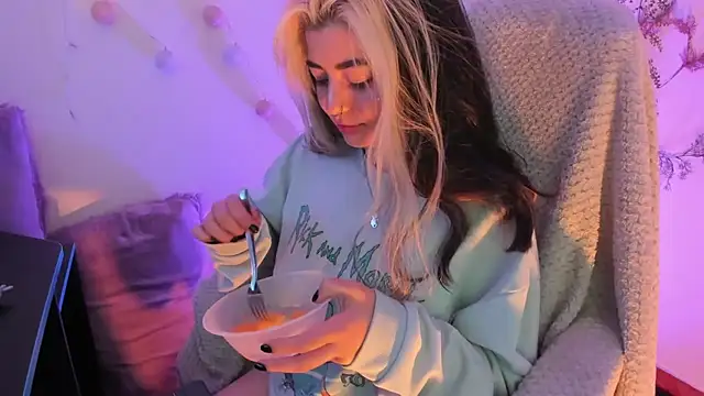 Sammysammy  online show from December 3, 1:30 am