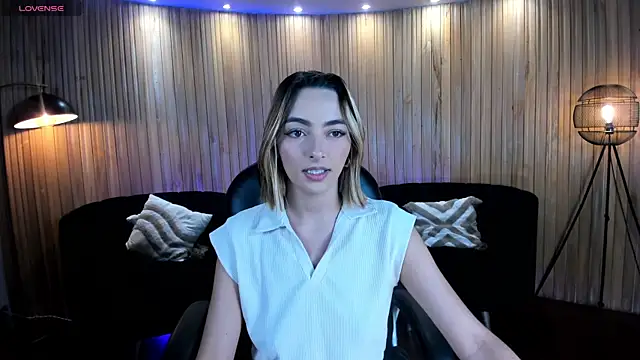 Snapshot of MelissaMoore_ chatting on April 28, 8:52 am MelissaMoore online show from April 28, 8:52 am