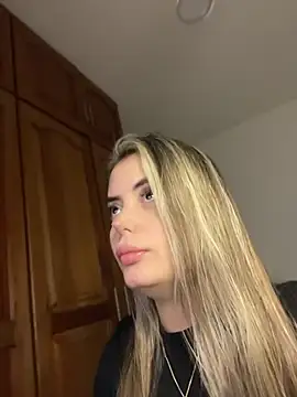 Snapshot of Miss_valeriaa chatting on May 9, 4:23 pm Miss valeriaa online show from May 9, 4:23 pm