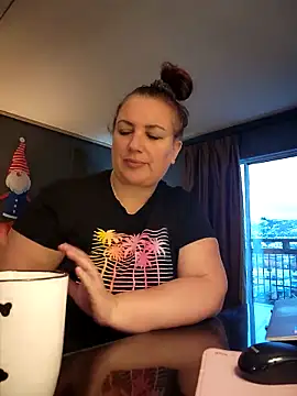 Snapshot of Canadian_BBW chatting on December 22, 4:48 pm Canadian BBW online show from December 22, 4:48 pm