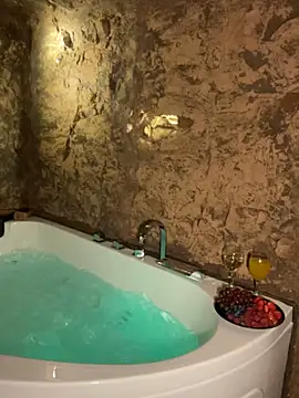 Snapshot of joanaelaa chatting on December 16, 5:22 pm joanaelaa online show from December 16, 5:22 pm