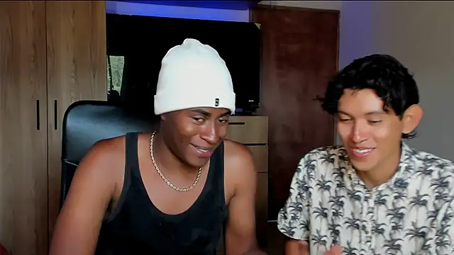 Snapshot of CrissBrownxxx chatting on May 18, 9:42 pm CrissBrownxxx online show from May 18, 9:42 pm