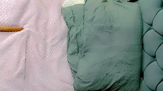 Imannejulienne online show from March 1, 3:30 am