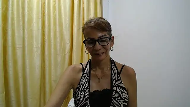 Snapshot of mommysexy16 chatting on October 10, 3:49 am mommysexy16 online show from October 10, 3:49 am