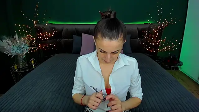 Rebecca Diamond online show from March 20, 9:15 am