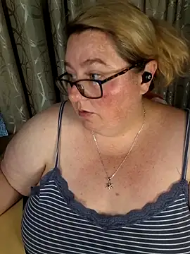 Snapshot of Iceprincess2bad4u chatting on April 19, 6:10 pm Iceprincess2bad4u online show from April 19, 6:10 pm