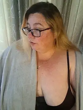 Snapshot of Iceprincess2bad4u chatting on April 27, 6:11 am Iceprincess2bad4u online show from April 27, 6:11 am
