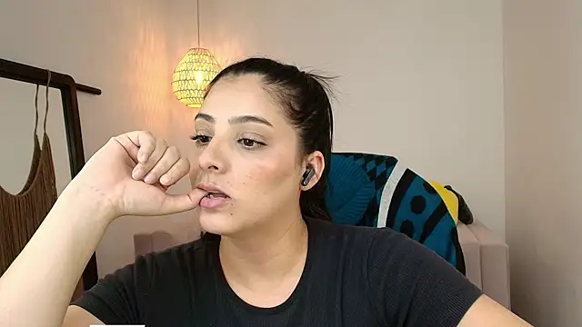 Snapshot of YummyAnna_ chatting on February 10, 8:13 pm YummyAnna online show from February 10, 8:13 pm